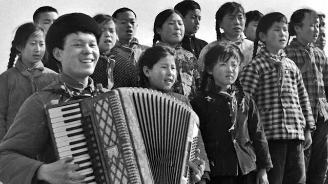 送给退休老师的祝福语，学校送给退休老师的祝福语大全（烛光永照》献给曾在兵团任教的老师们）