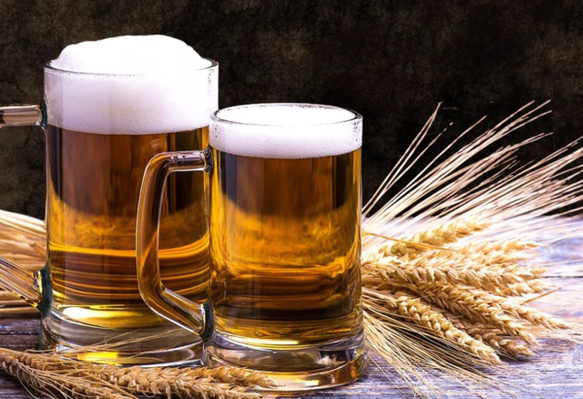 啤酒没开封放过期两年了能喝吗，啤酒过期了没开封还能喝吗（网友从床底下找出一瓶已故爷爷存的啤酒）