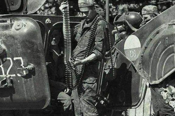 俄罗斯士兵被车臣割头，车臣战争有多恐怖（坦克履带碾碎战士的尸体）