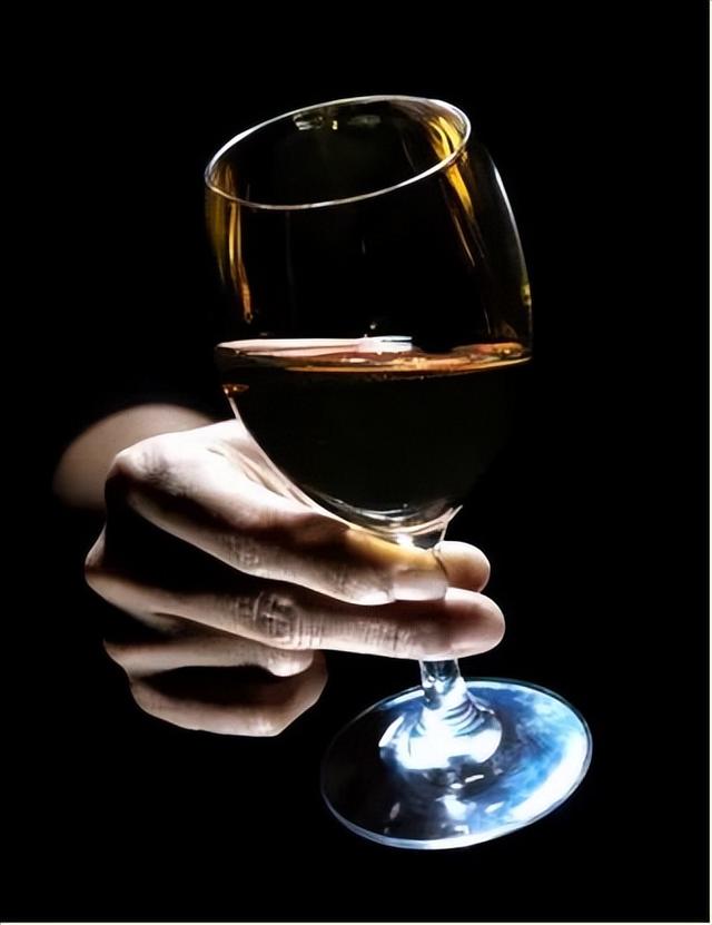 红酒礼仪—如何优雅的倒红酒，倒红酒的姿势有什么讲究（年底聚会需要知道的葡萄酒礼仪）