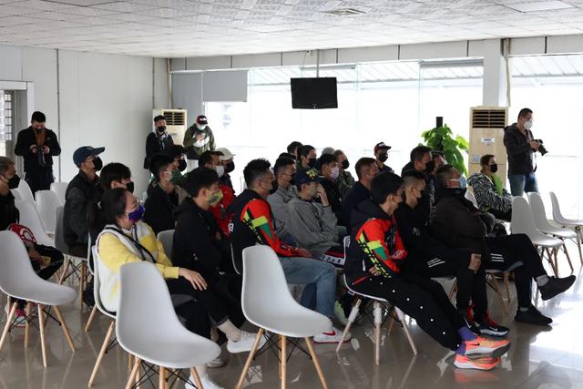 如何成为一名职业赛车手，怎么成为职业赛车手（原来普通人也可以成为专业车手）