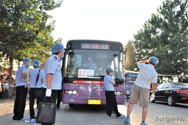 车四十四真实故事原型，车四十四真实故事结局（长途中巴上令人唏嘘的真实事件）