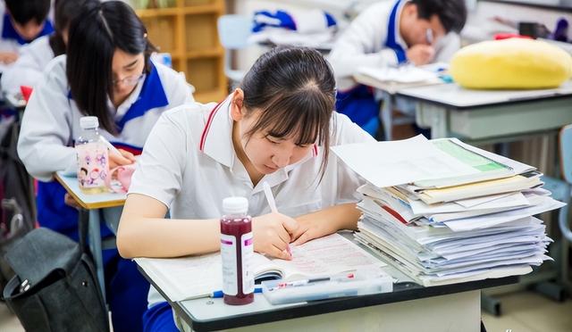 全国高考试卷是不是统一的，高考试卷全国都一样吗2021_高考试卷全国都一样吗2020年新高考省份有哪些（假如高考全国使用一张卷）