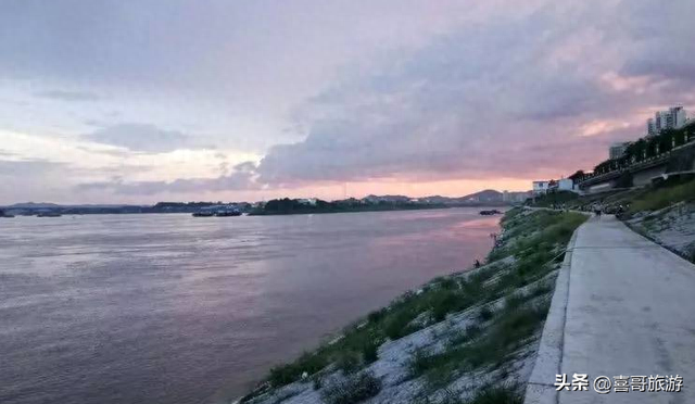 岑溪市河堤公园：自然风光与运动设施的完美结合！
