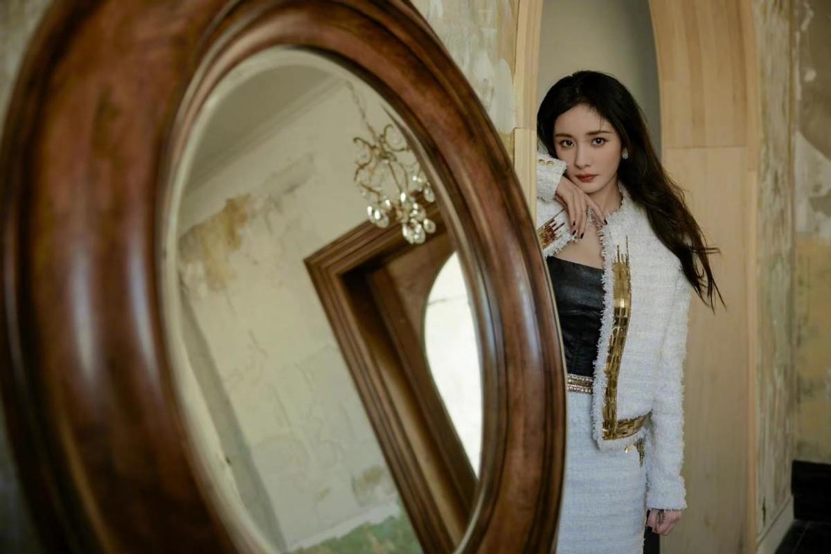 一步裙怎么搭配衣服好看，一步裙怎么搭配（穿高腰一步裙秀超模腿身材真辣）