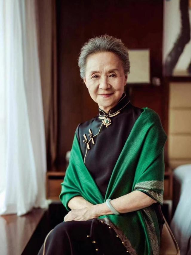 女人梦见自己穿新衣服很漂亮，女人梦见自己穿新衣服很漂亮合身（84岁“国民奶奶”真时髦）