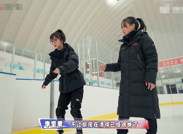 29岁杨紫私下练习滑冰！紧抿嘴唇一脸害怕，双腿打颤直呼救命