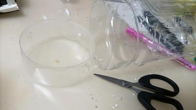 儿童手工荷花灯，如何手工制作荷花灯（矿泉水瓶子做莲花灯）