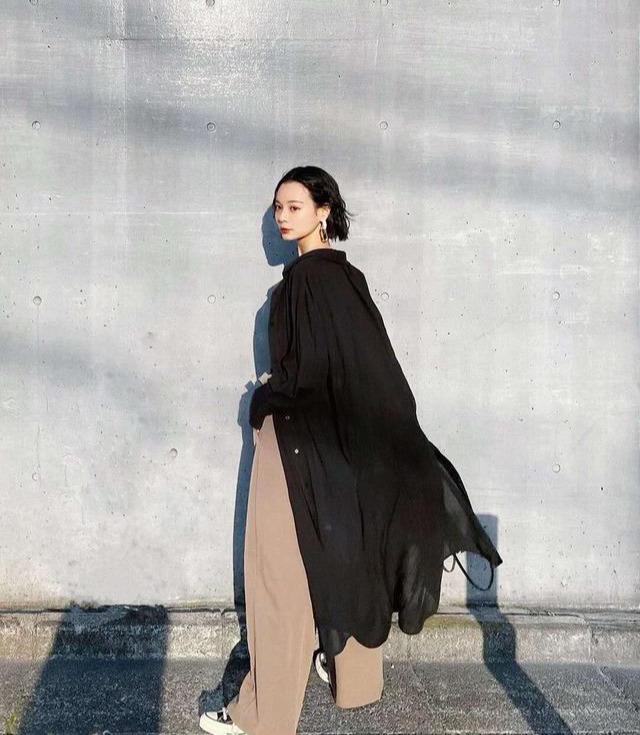 女生极简风穿搭图片，什么是极简风穿搭（让你轻松提升品位）