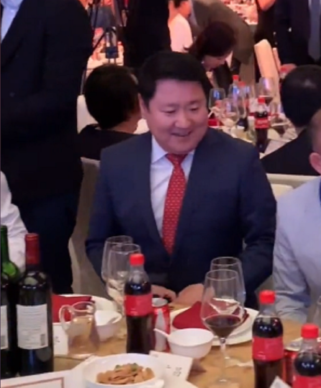 圈内聚餐太现实！李冰冰与博纳老总同席，四线小花弯腰向大佬示好