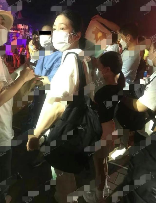 刘德华女儿游玩被拍，小姑娘身高到妈妈肩膀，朱丽倩鬓角白发抢眼