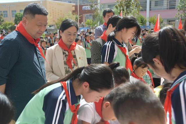 一年级少先队入队礼物，六一儿童节活动方案（石佛寺镇尚营小学举行少先队新队员入队仪式）