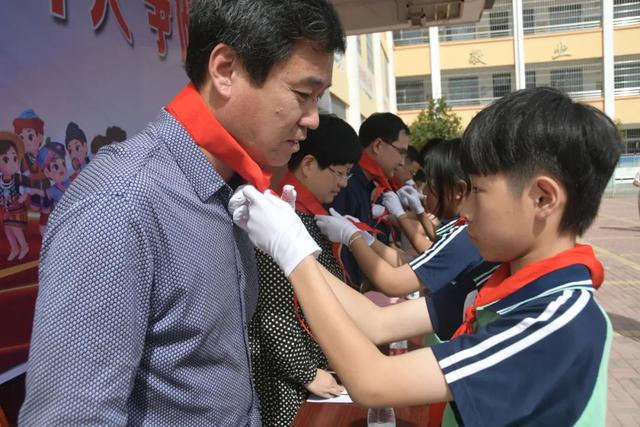 一年级少先队入队礼物，六一儿童节活动方案（石佛寺镇尚营小学举行少先队新队员入队仪式）