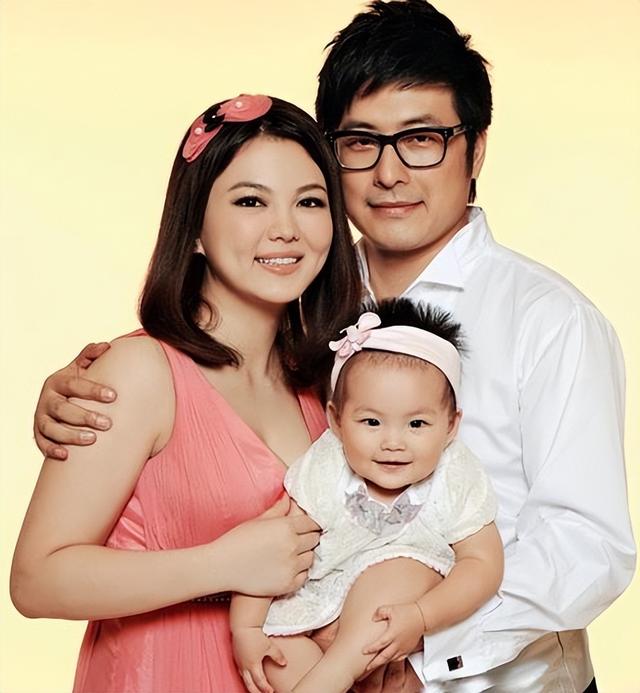李湘与李厚霖离婚16年：她再婚后又离婚，他为何至今单身？
