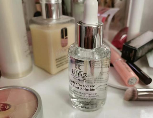 美白精华测评Olay二代淡斑小白瓶VS抗糖小白瓶，公认好用的5款“美白精华液”