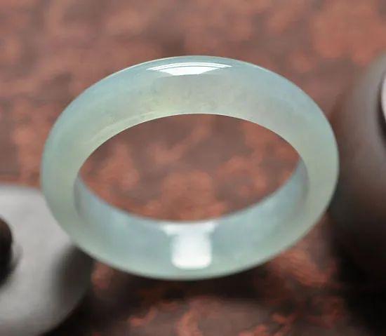 翡翠种水等级划分价格，翡翠等级划分及价格（1万和1000万的翡翠手镯）