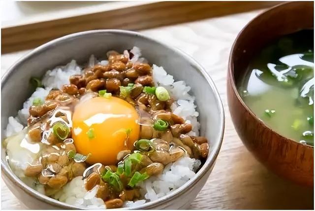 生鸡蛋怎么判断坏了，怎么知道鸡蛋是好是坏（日本的生鸡蛋真的可以放心吃吗）