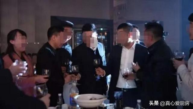 怎样在酒桌上说客套话和敬酒词，学口才和说话技巧（学会这三句客套话很重要）