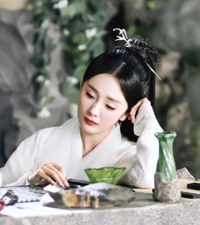 同样在剧里结婚，身着凤冠霞披，鞠婧祎居然不是排名第一