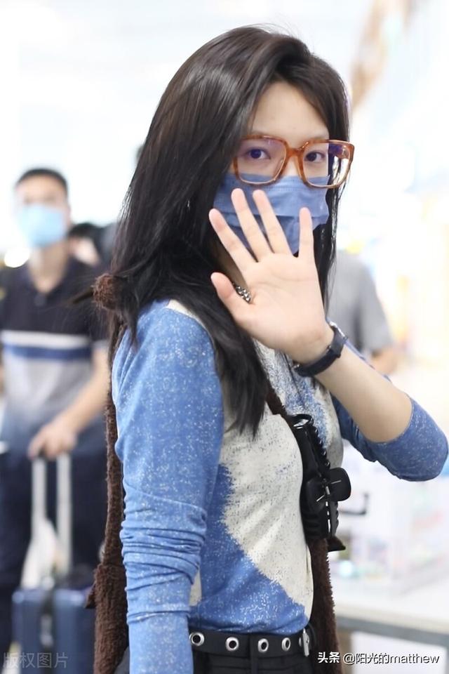 黑色运动鞋怎么搭配，黑色运动鞋怎么搭配衣服裤子女（章若楠印花上衣+黑色阔腿裤+白色运动鞋随性休闲）