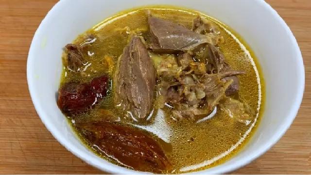 鸽子汤怎么炖好喝又营养，炖鸽子汤怎么炖好喝（建议女人：冬天常喝这肉汤）