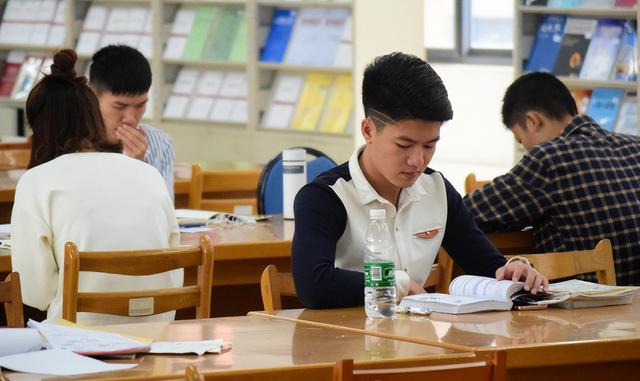 为什么劝女生不要考研，女孩子到底要不要考研（“后悔同意孩子考研”）