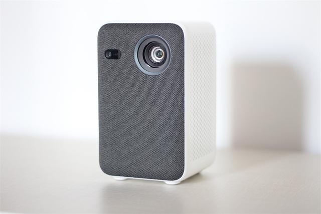 小米投影仪mini，装进背包里的移动影院