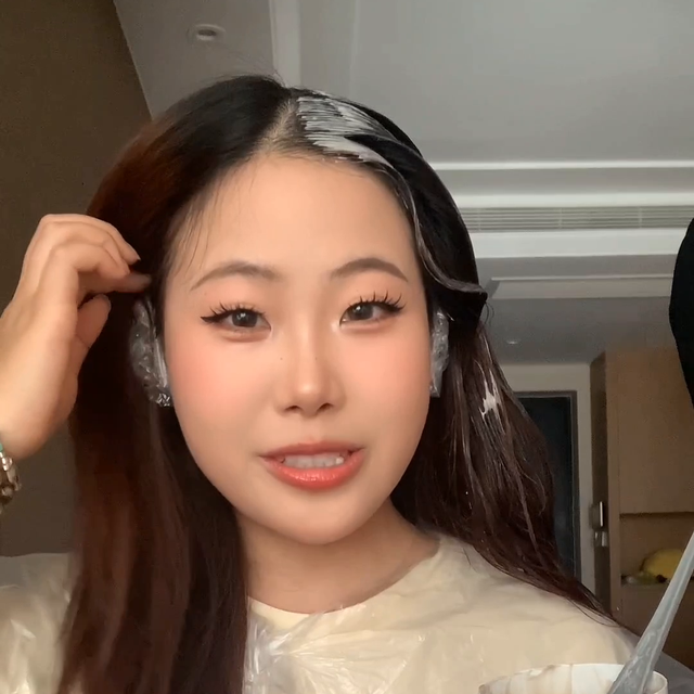 米棕色的头发染发步骤，今天给托尼加两个大鸡腿哈哈哈