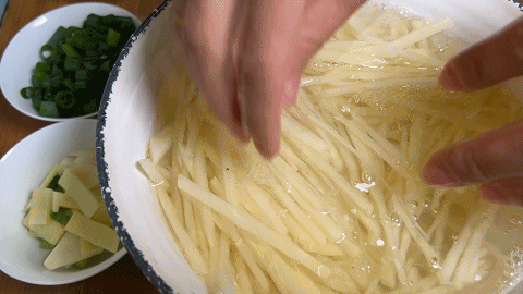 肉炒土豆丝怎么炒好吃，土豆丝炒肉怎样炒好吃（土豆肉丝在家这样做）