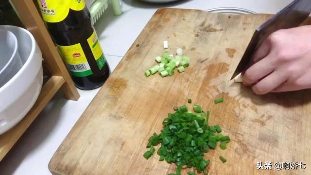 炒米线用冷水还是热水浸泡（其实在家做也用不了几分钟）