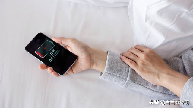 手机可以放在枕头边吗 手机怎么消毒，手机可以放在枕头边吗（睡觉时把手机放在枕头边会有辐射吗）