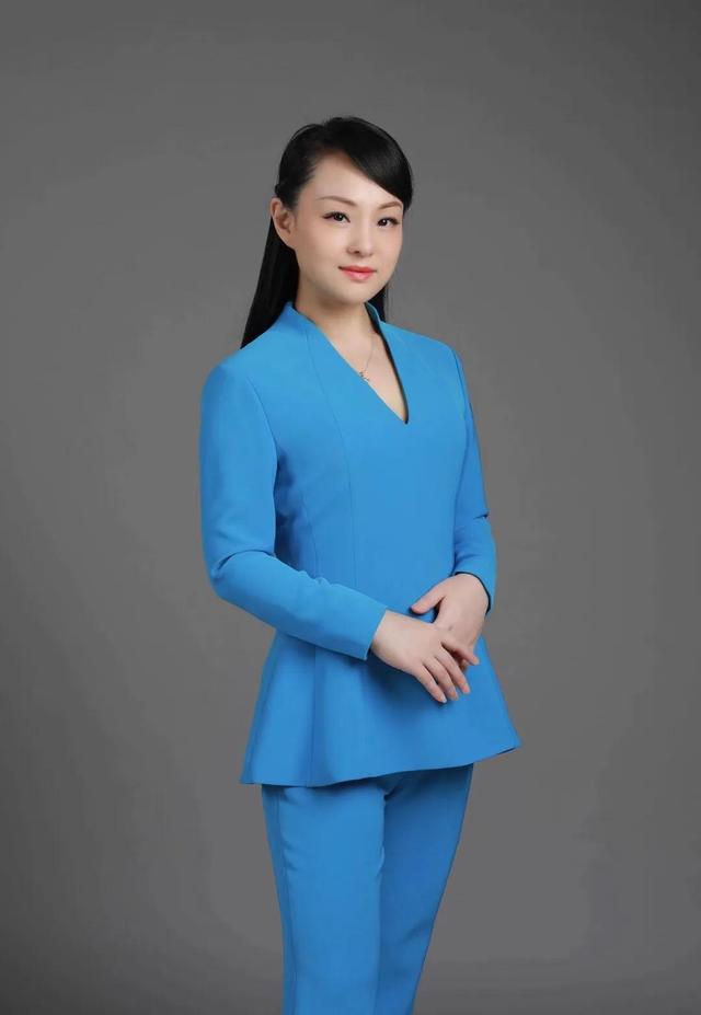 婚礼主持人穿什么衣服，婚礼主持人一般穿什么衣服（21年艺考生战袍套装礼服）