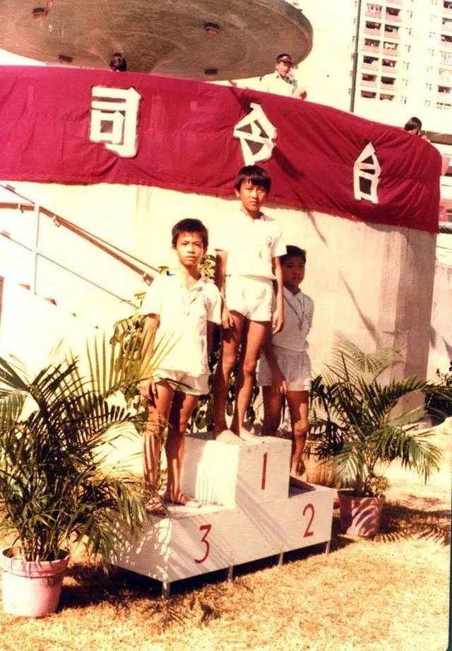 54岁tvb小生近况，54岁TVB肌肉男神晒父子合照