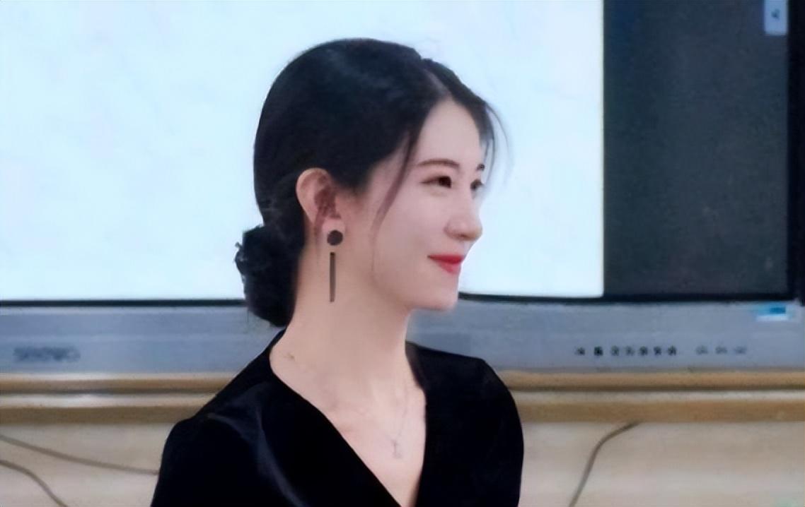 学校上课图片（高中女教师上课照片走红）