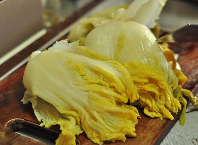 冻肉怎么做酸菜白肉，冻肉怎么做酸菜白肉好吃（传承了3000年的老坛酸菜）