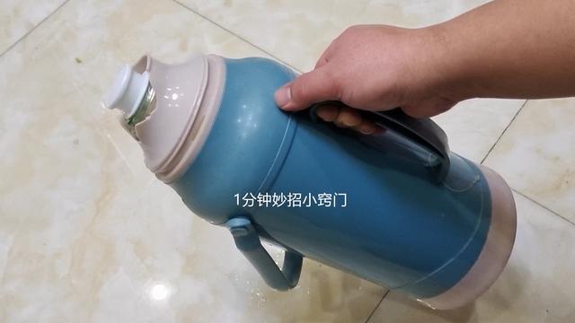 热水瓶内胆水垢怎么去除，热水瓶内胆水垢厚怎么办（只需暖瓶里倒一点）