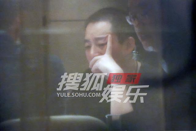 汪小菲今年几岁了，汪小菲聚餐寸头造型显苍老