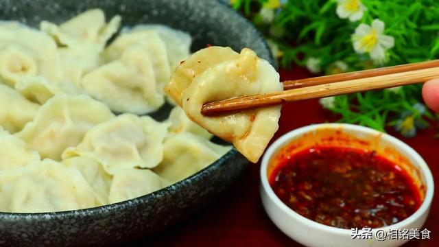 白菜饺子馅的做法，白菜馅饺子怎么做又嫩又好吃（先别放盐和料酒）