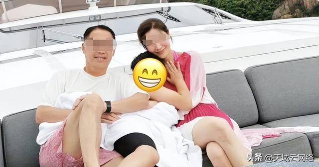 李嘉欣与儿子共浴照，李嘉欣穿白衣搂住儿子拍照（知名女星李嘉欣与儿子共浴）