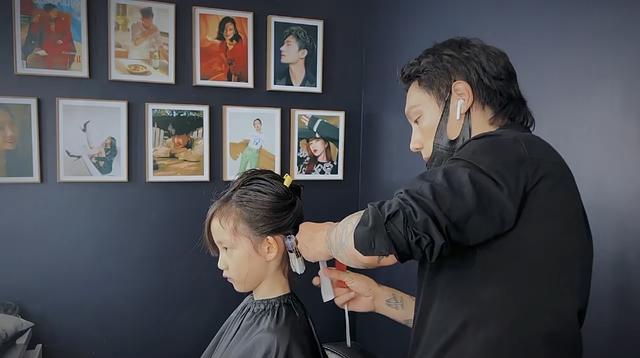 纹理烫多少钱，微分碎盖纹理烫多少钱（黄磊女儿多妹烫发不便宜）