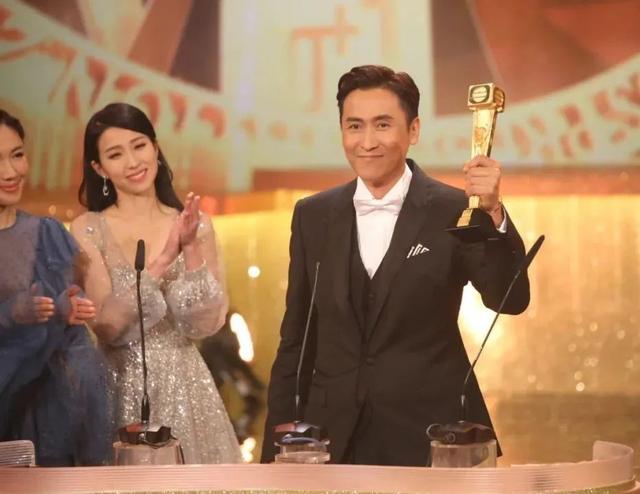 54岁tvb小生近况，54岁TVB肌肉男神晒父子合照