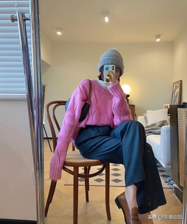 黑色皮肤穿什么颜色衣服好看，女孩皮肤偏黑穿什么颜色衣服好看及怎么搭配（哪些“颜色”能穿哪些不能穿）