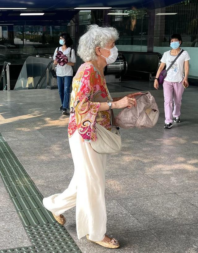 裙裤怎么搭配上衣，花裙裤怎么搭配上衣（这3种裤子时尚又百搭）