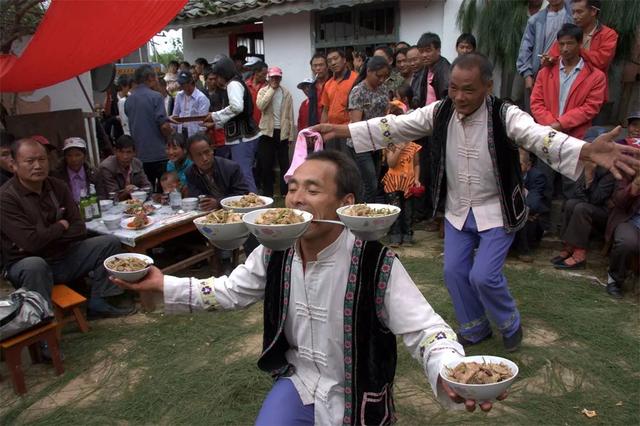 南涧彝族“跳菜”，南涧彝族跳菜广场舞（南涧跳菜——从飨宴文化到舞台艺术的蜕变）