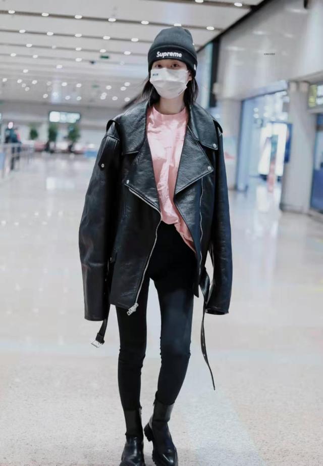 皮衣搭配什么裤子，皮衣有哪些搭配技巧（“乔欣”不愧是时尚达人）