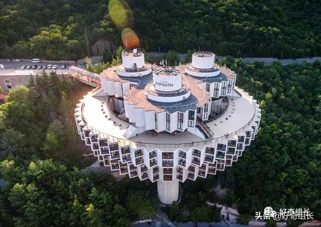 俄罗斯建筑风格，俄罗斯的建筑风格是什么（废土朋克、未来乌托邦、外星人基地）