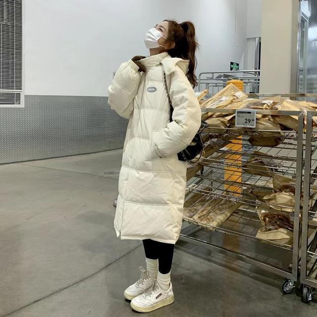 长款卫衣下面搭配什么，卫衣长款下身搭配图片（今年冬天长款羽绒服搭配这4款“下装”）