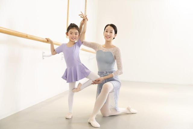 女孩几岁最好看，四十多岁女人穿什么衣服最好看（想让孩子在外貌定型之前越长越好看）