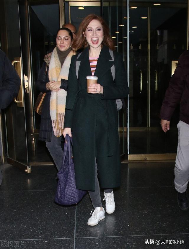 绿色大衣搭什么颜色内搭，绿色大衣配什么内搭图片（艾莉·肯珀身穿墨绿色大衣+紧身牛仔裤+条纹内搭舒适休闲）