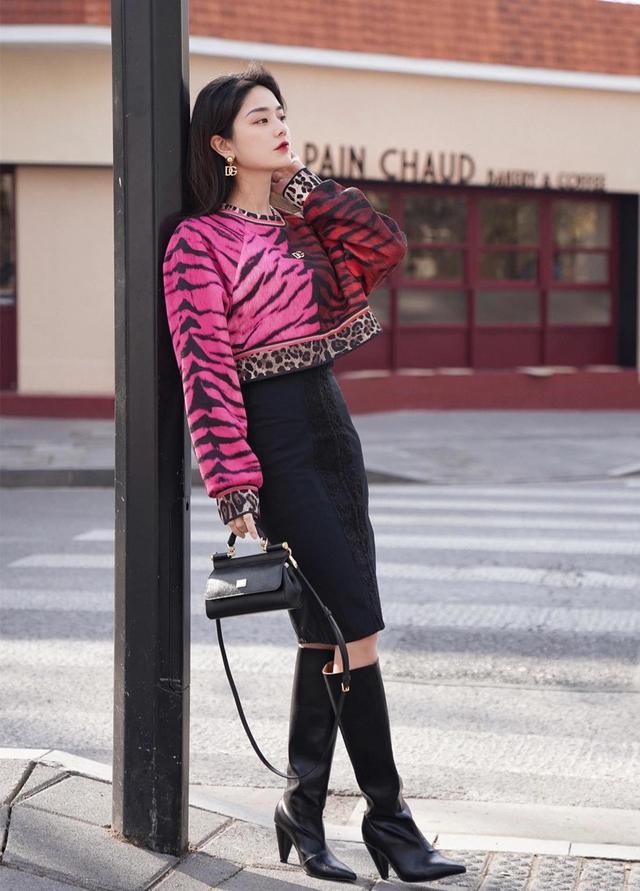 皮裙搭配什么上衣图片，皮裙怎么搭配衣服图片（短裙+靴子才是轻熟风的正确打开方式）